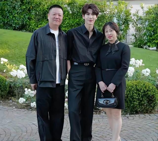 张凌赫妈妈首次晒出全家福。张凌赫的外貌条件来自家人遗传，继承了父亲的身高与母亲的脸型，从照片能看出妈
