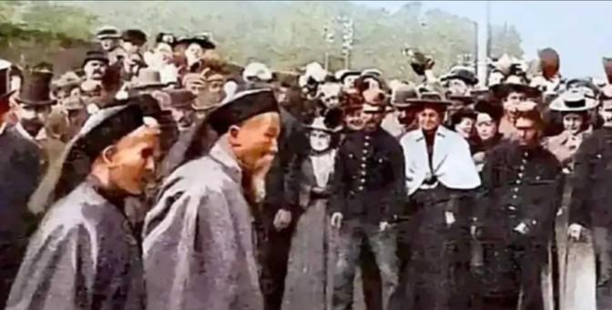 1896年，李鸿章大摇大摆地跑到美国，想要给美国人瞧一瞧他的中国风。他特意穿上了