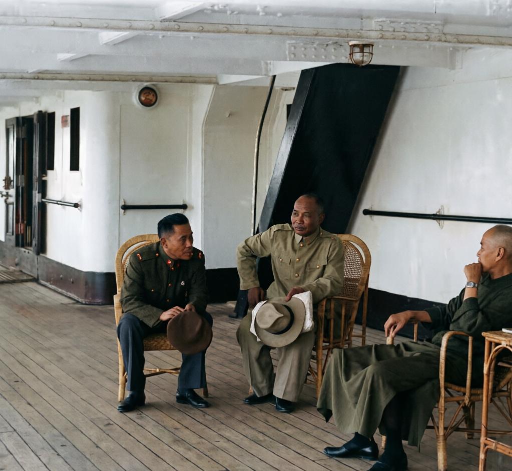 1949年，汤恩伯在军舰上，一张罕见留影，狼狈退台，从此彻底失势，退出历史舞台。