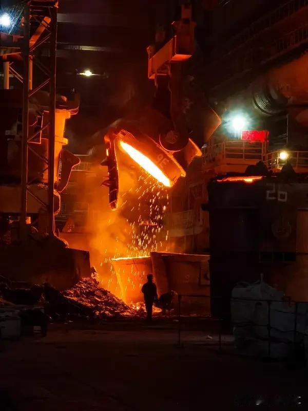 要是人掉进钢水里，情况很惨烈。钢水温度在1250-1700摄氏度，人体密度约