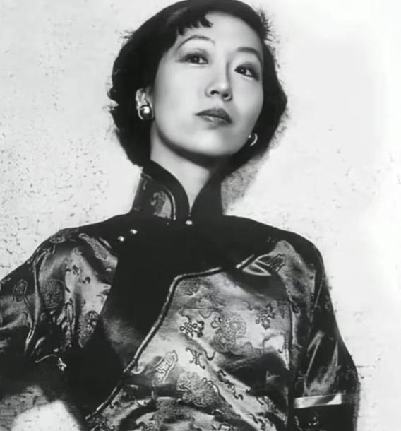 1956年，吃下堕胎药的张爱玲，在床上疼的直打滚。突然，孩子掉下来，她长舒一口气