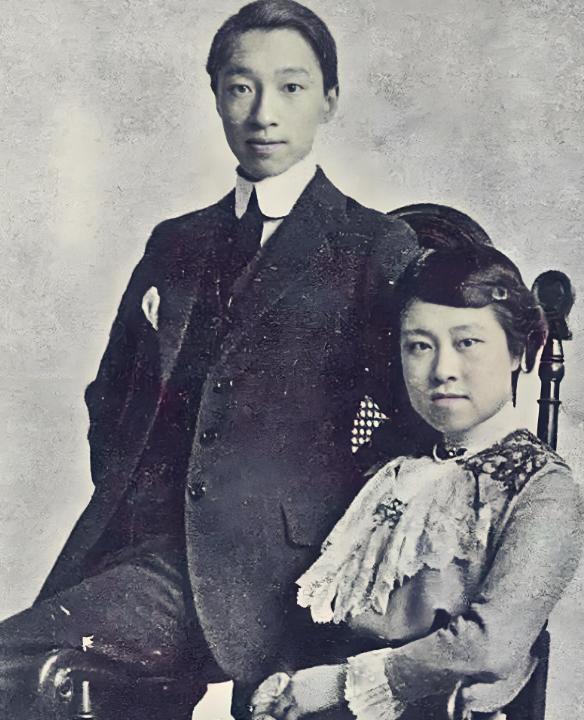 1958年秋天，苏州留园旁边一间小屋里死了一个老头，这个老头就是盛恩颐。他父亲盛
