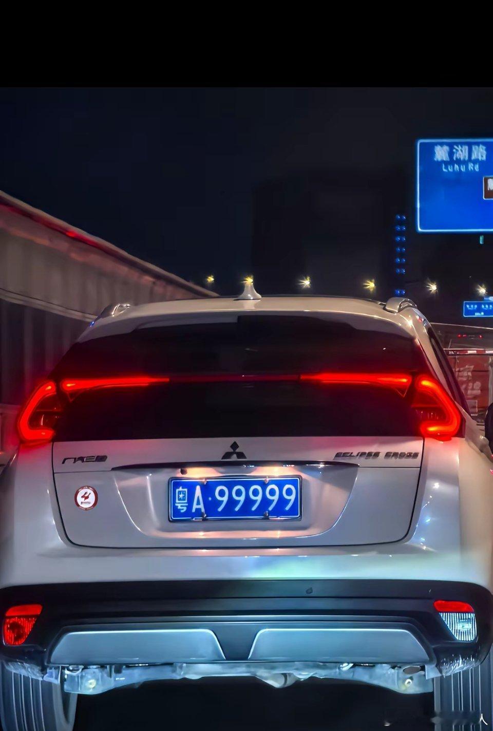 广州数一数二的油车车牌，全是数字，没有掺杂一个字母。