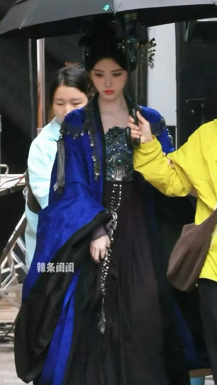 奇迹小鞠今天是蓝色妖姬~