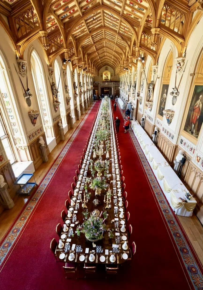 英国那边正锣鼓喧天鞭炮齐鸣地迎接特朗普到访，报道称，温莎城堡的圣乔治大厅今晚将作