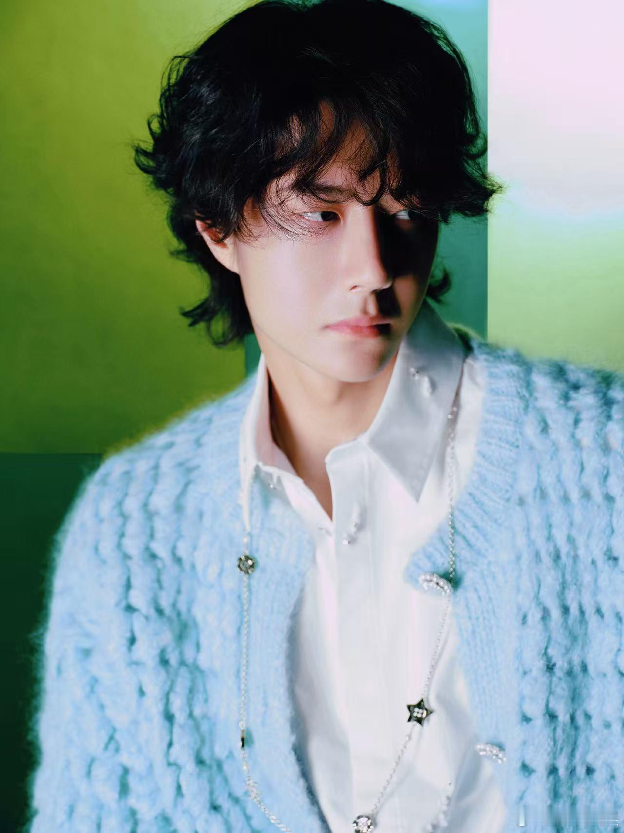 王一博青绿深浅交织王一博错落的画卷王一博蓝毛衣look，帅，🤫🤫​​​