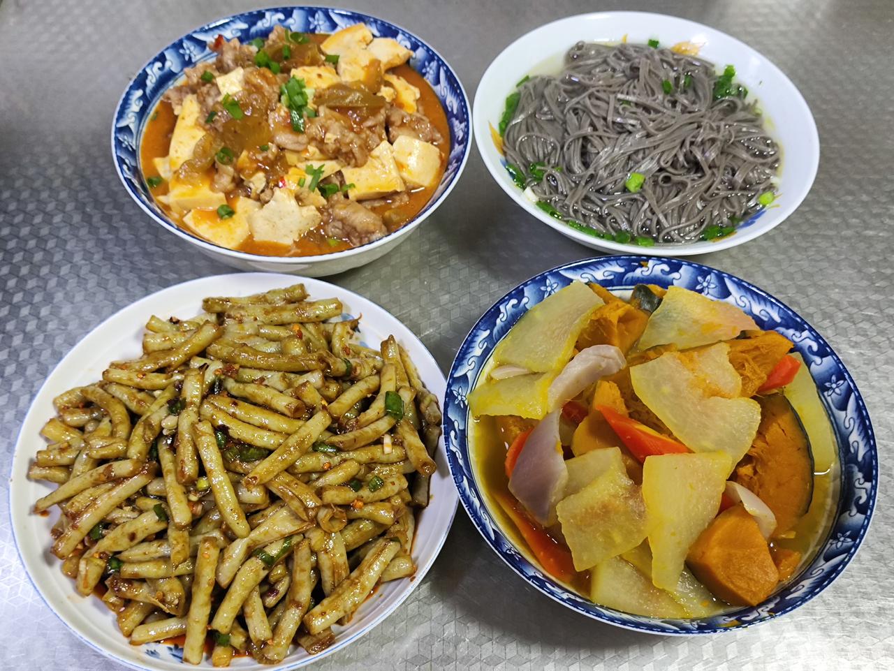 7月7日，日常打卡午饭！闷热夏日，我独爱清淡开胃的家常菜。酸菜豆腐肉片，酸辣