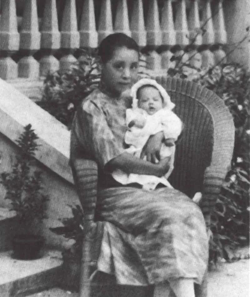 1922年，张幼仪刚刚生下第二个孩子，还没从产床上恢复过来，徐志摩就拿出离婚协议