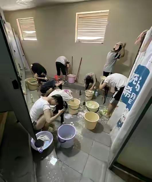 某地中学，寄宿的女生在洗头。看洗手间环境不错，为啥不装喷头？