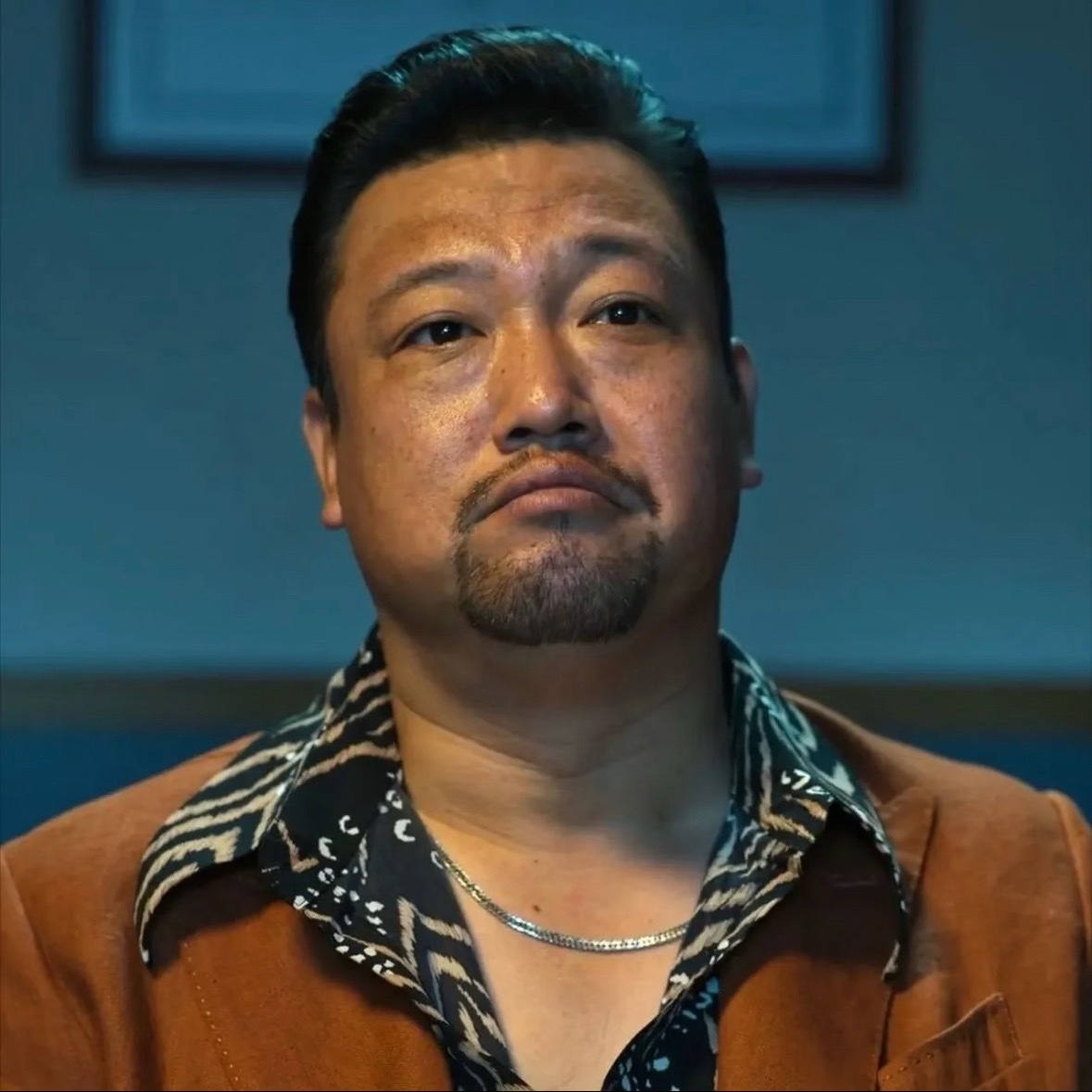 贾冰私人饭局被偷拍都关起门来，还要给人家抠帽子。明星公众场合也就算了。这都私下老