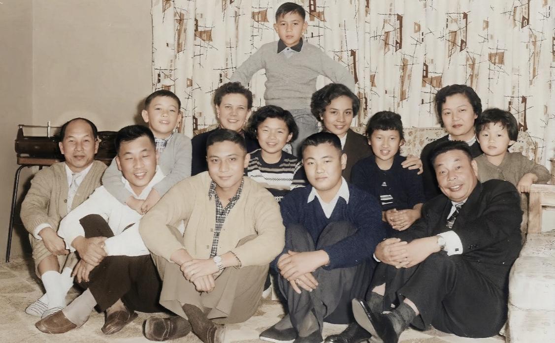 1956年，蒋经国带着全家参加衣复恩的家宴，饭后两家人合影留念。此时的衣复恩