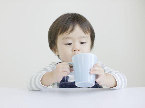 孩子补水的误区一定要警惕, 千万别再盲目的给他们喝水了