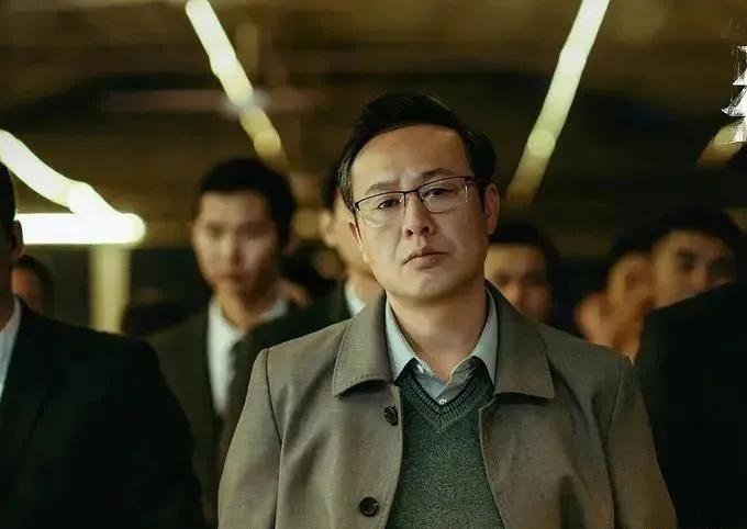 演员张颂文在片场归还粉丝礼物的暖心瞬间！张颂文在剧组拍摄期间，收到了粉丝赠