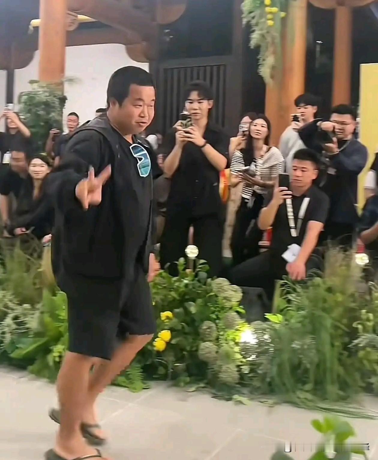 一个人独自去全球旅行，身为亿万富翁，还拥有2500万粉丝的博主蓝战非旅游那