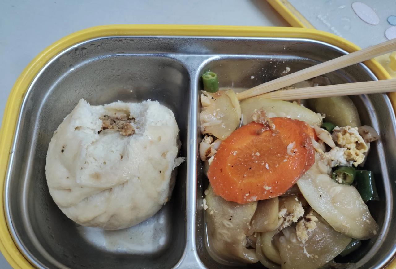开始带早餐的第一天自制包子+鸡蛋胡萝卜炒葫芦+一盒纯牛奶目标：一月瘦7斤初