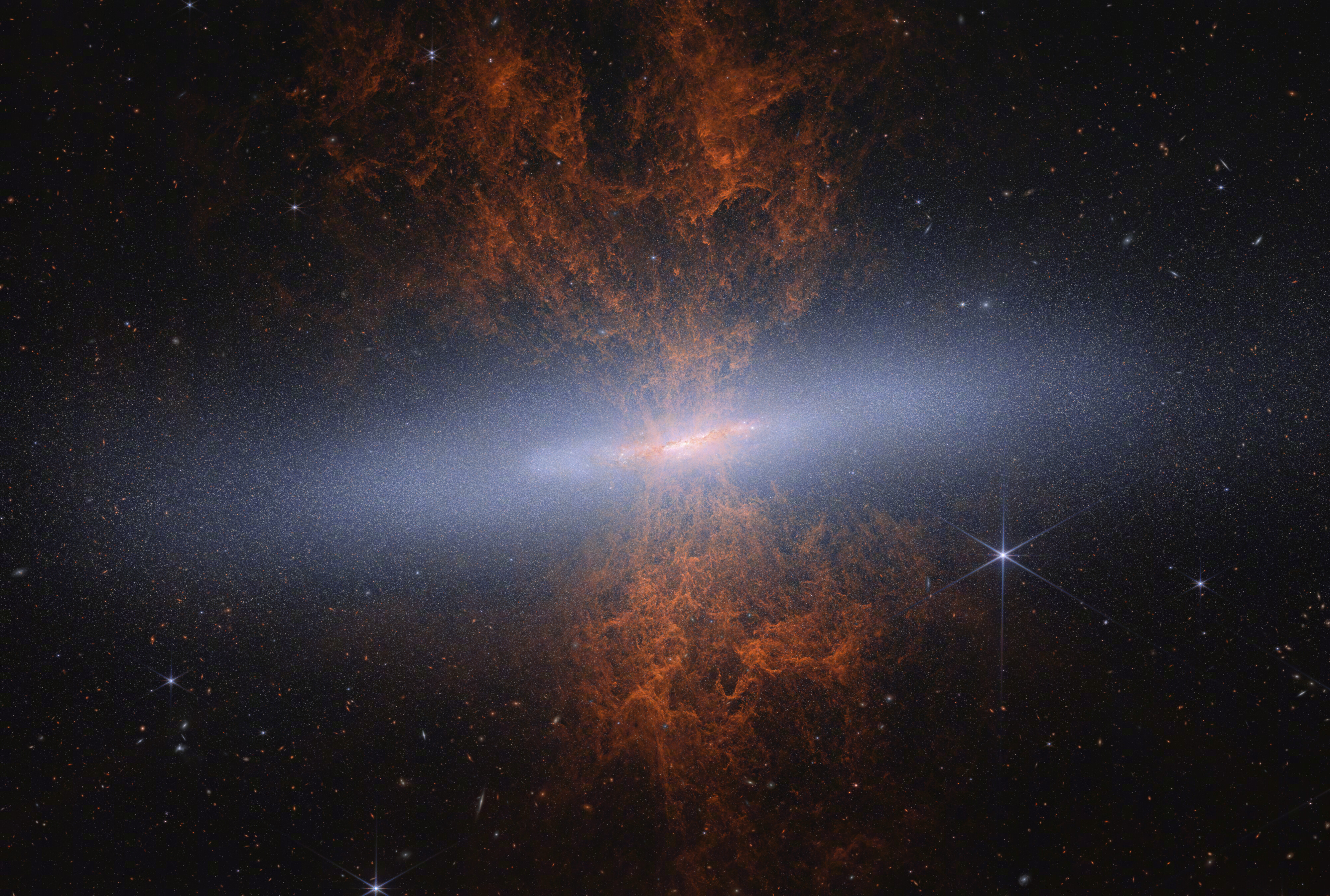 1200万光年外，一根宇宙雪茄正在冒烟。它叫M82，因为侧对着我们、形状细长，天