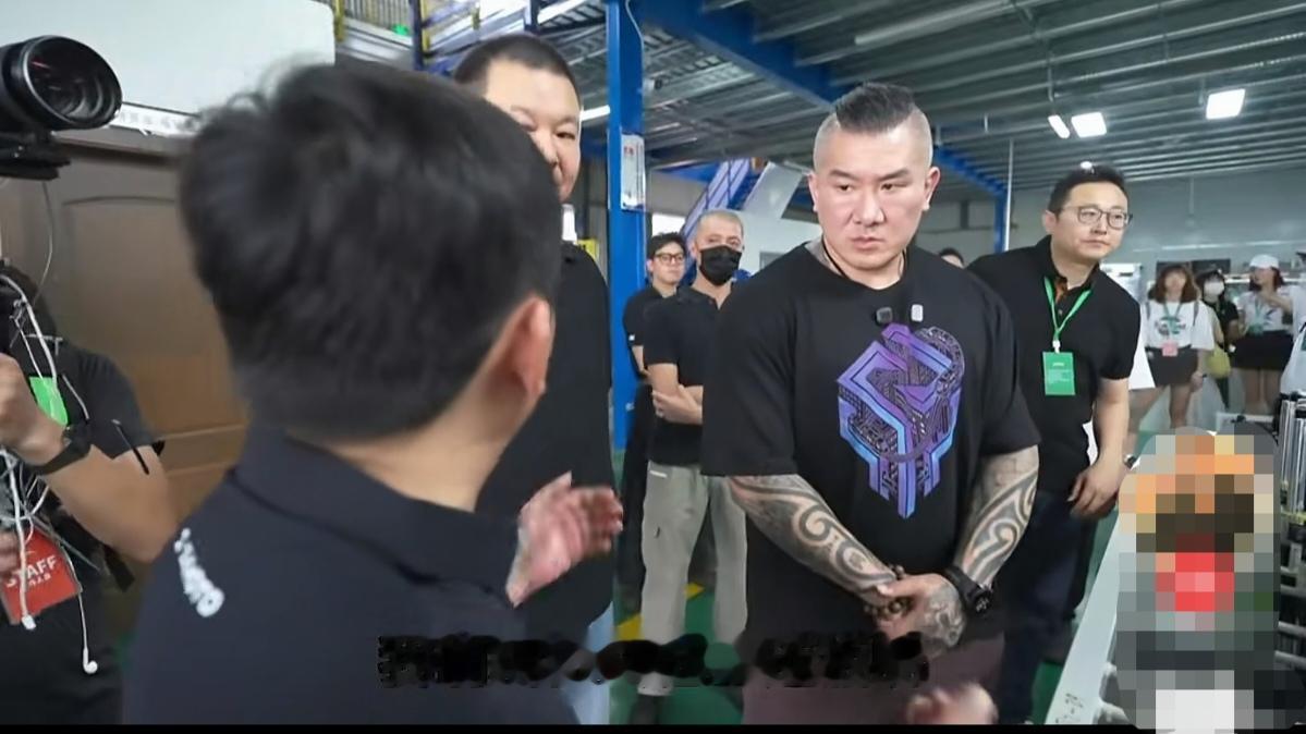 馆长参观张雪机车工厂，张雪亲自给馆长讲解摩托车生产线上的一些独到技术。感觉张雪口