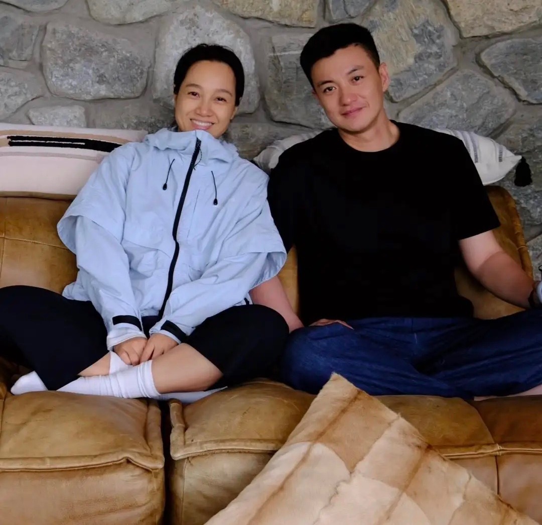朱丹一家去大理过五一，周一围陪儿子摘花，他穿着黑T恤，留平头感觉又年轻了好几岁。