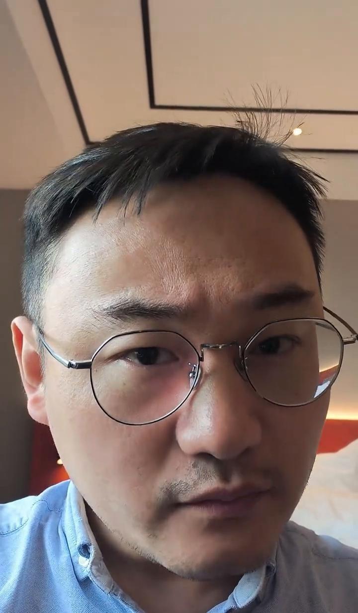 零跑C11没配热泵空调这事儿，网上吐槽不少。官方给的“架构高效所以够省电”这说法