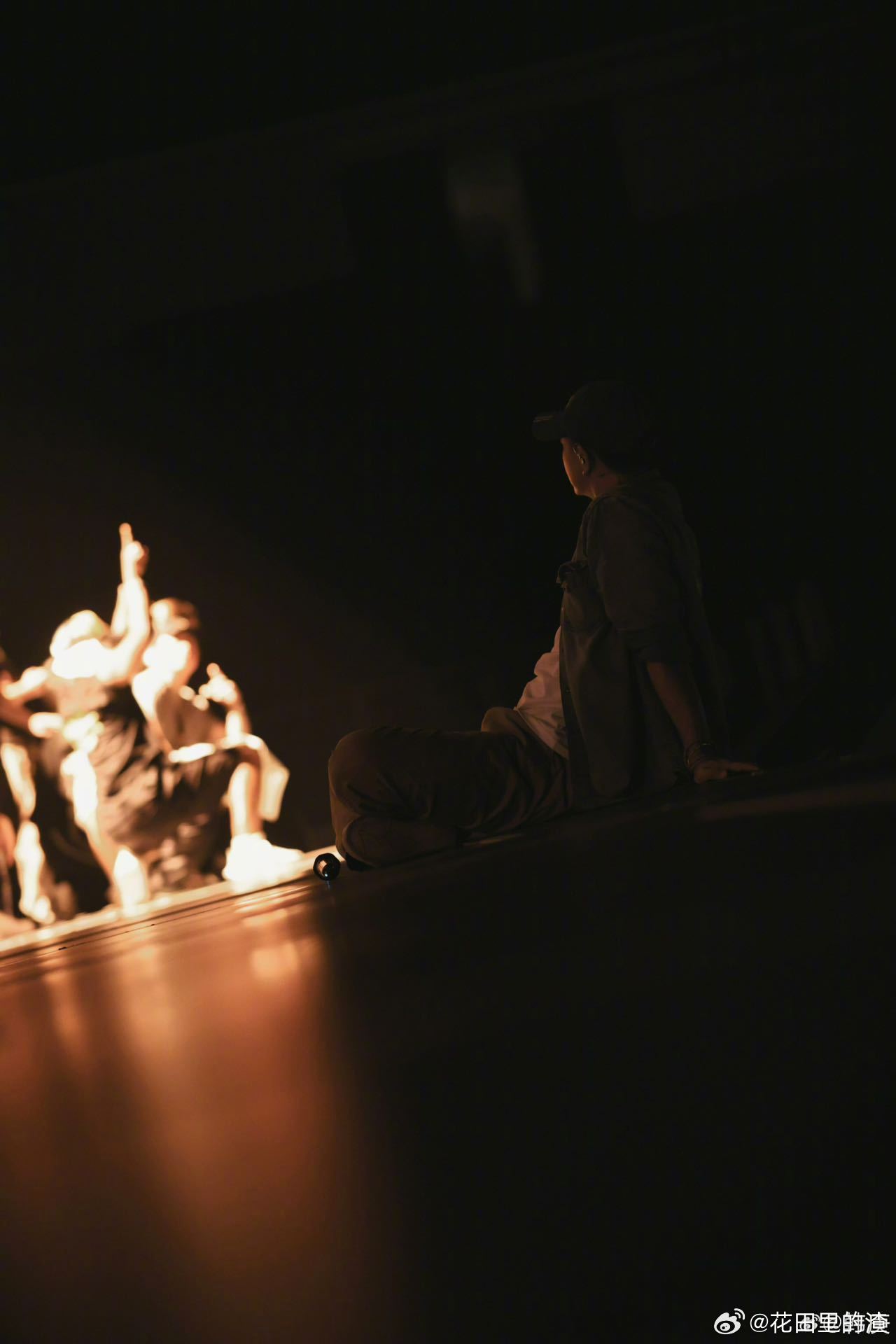 韩庚又把飞机开进演唱会💖带着满满惊喜霸气登场，飞机造型舞台设计格外亮眼，熟悉唱