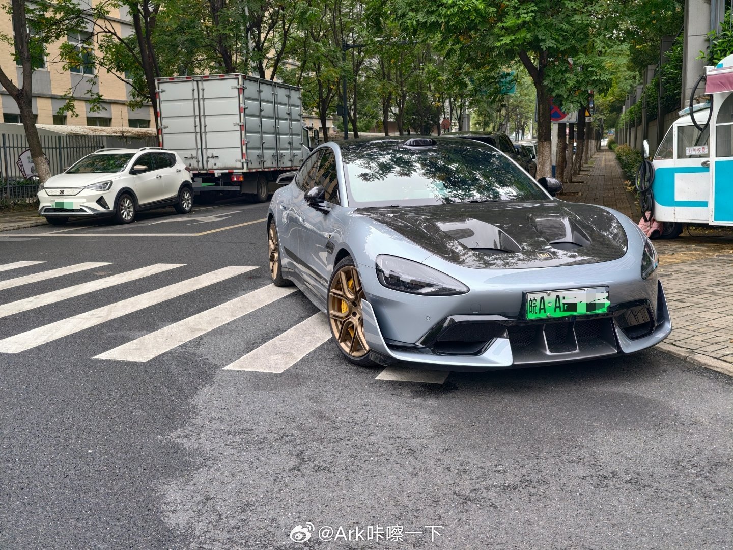 偶遇一台停在拐角斑马线上的小米SU7Ultra，只能说这个车主没啥素质...（