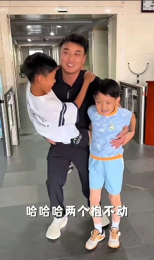 王皓的妻子闫小雅在社交平台分享了两个孩子迎接王皓从多哈归来的视频。令人意外的是，