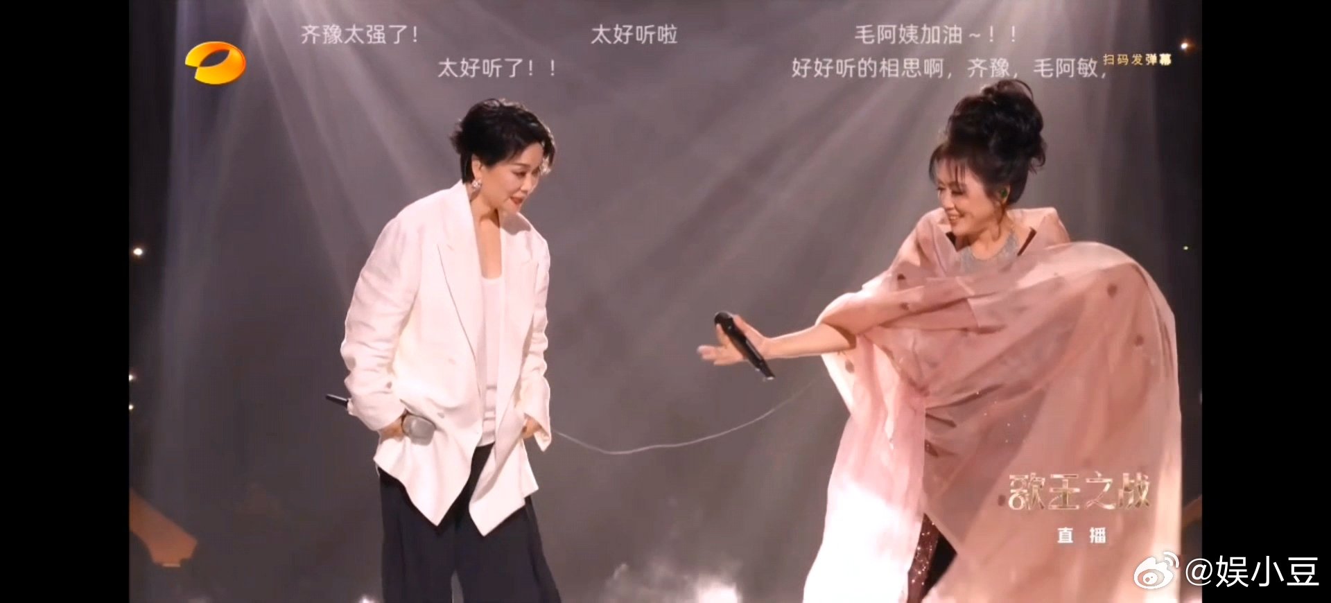 毛阿敏把齐豫衣服勾丝了齐豫衣服勾丝了歌手总决赛最后拥抱的时候毛阿敏把齐豫衣服勾