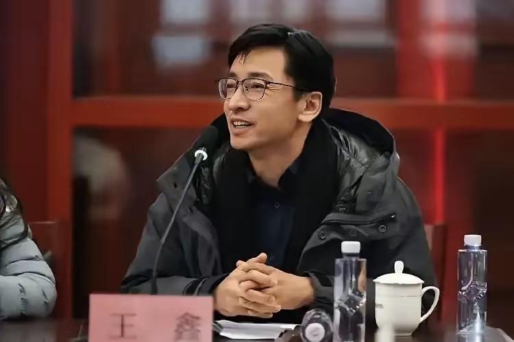 这中戏表演系的瓜，比春晚小品还上头，一天一个大反转！原主任陈刚刚主动投案，现