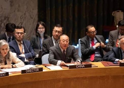 这一次，中美连“演一下”都懒得演了。12月23日，联合国会议上，两位外交官