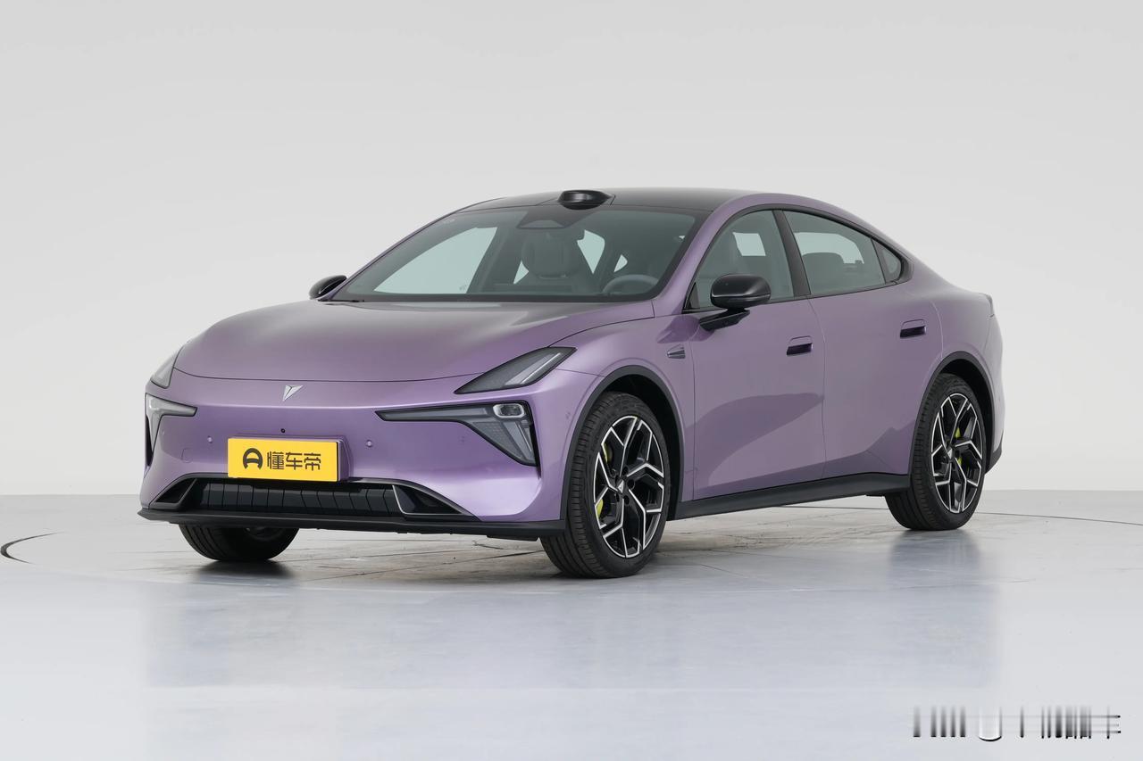 深蓝S06火出圈真是意料之外！在广州车展这个高手林立的舞台，它大放异彩。第一次