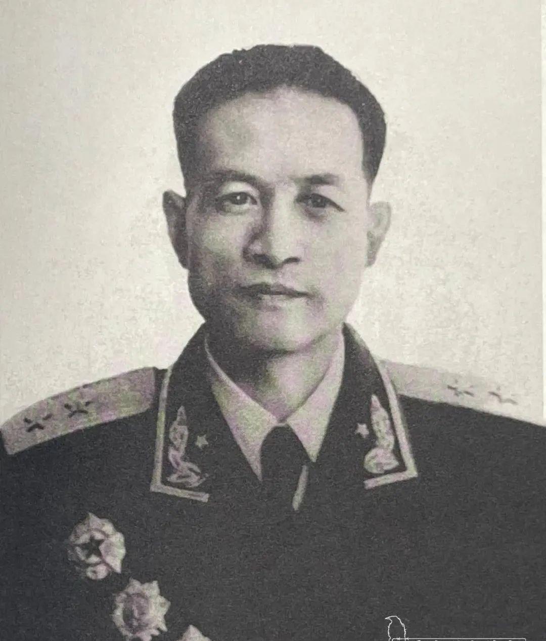 1945年8月的延安机场，一架即将起飞的飞机被快马拦下。这位带着半部电台投奔