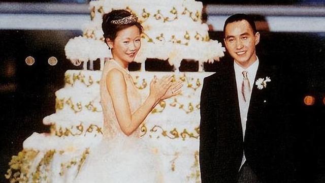 香港最好命原配, 结婚25年无绯闻, 丈夫身价百亿, 宠妻爱独生女