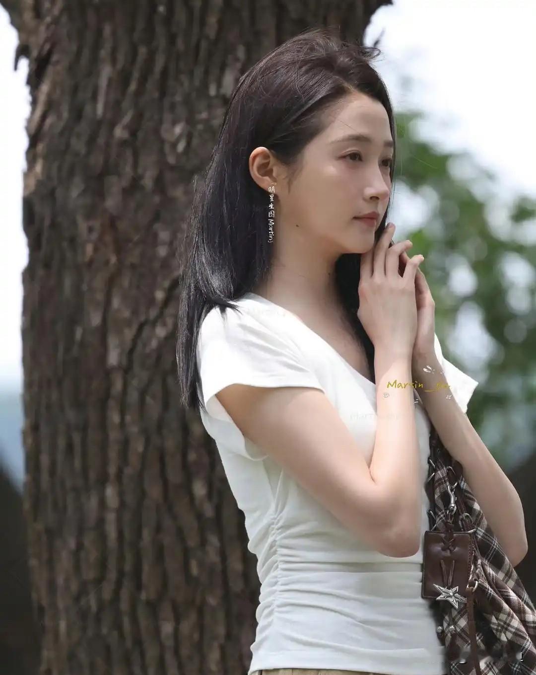 关晓彤户外生图直出清爽大方！一身简约日常穿搭，白色修身短款T恤搭配卡其色短裤