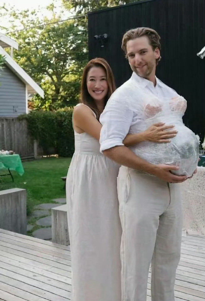 谢霆锋妹妹谢婷婷孕期与男友玩角色扮演，看起来感情挺不错的​​​