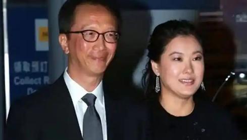 当年67岁的梁锦松为了和跳水皇后伏明霞生孩子，直接花100亿买下了一整座医院。