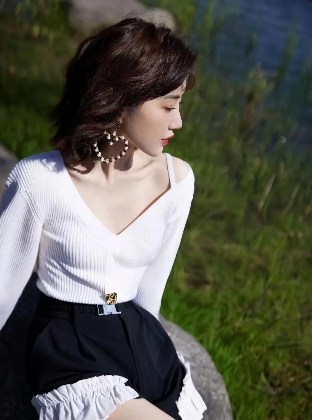 晓彤这波春日穿搭，是把“甜妹氛围感”焊在身上了吧🌸白色V领针织衫自带温柔