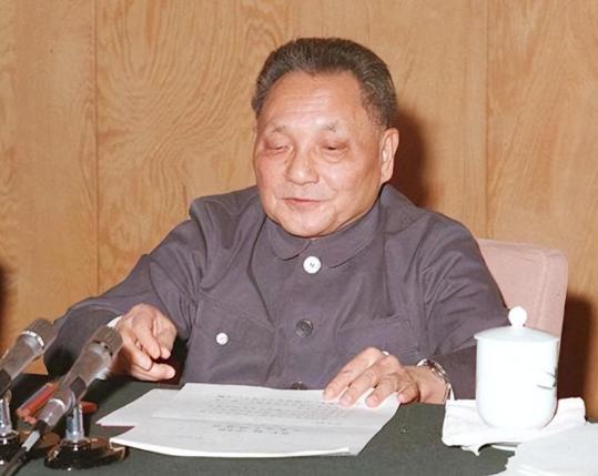 1994年，邓小平即将离开上海，在火车上叫来了上海市委书记黄菊，与他谈了10分钟