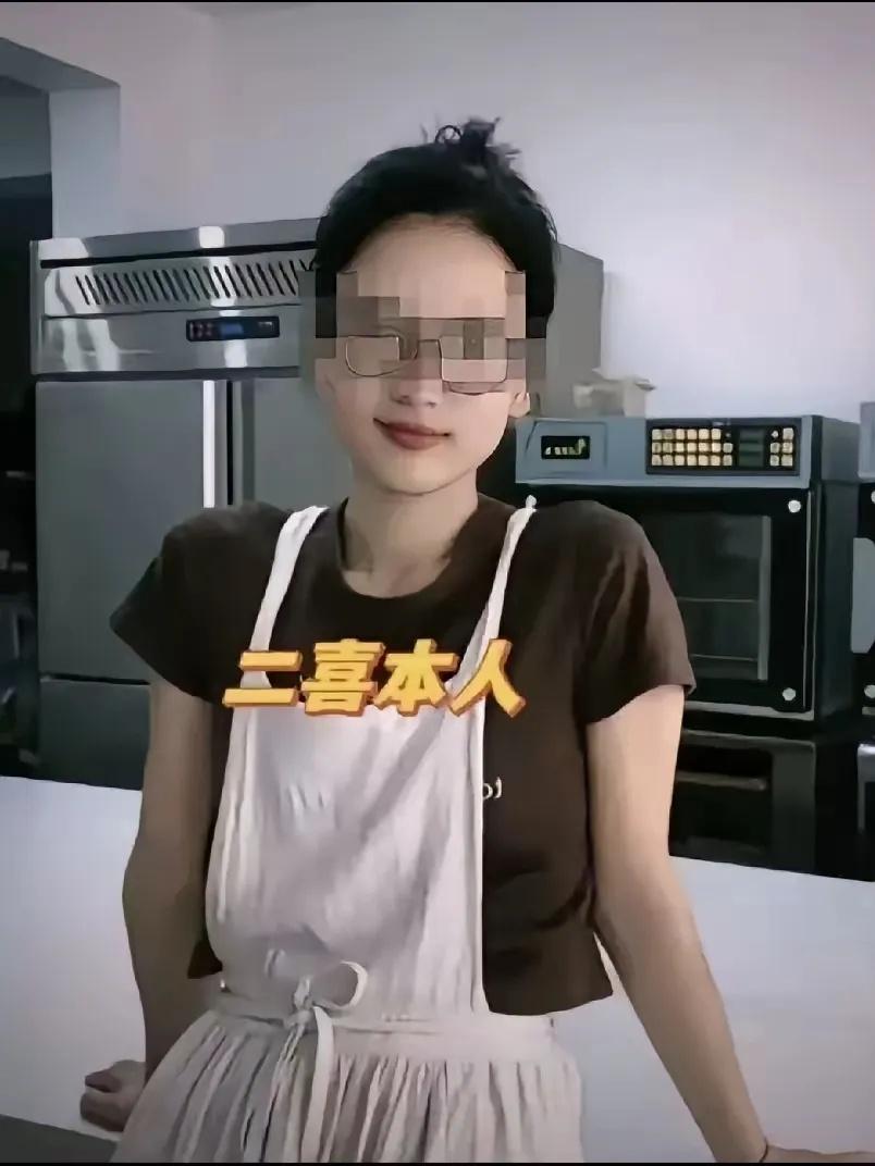 江苏某地。“野莓冰室”，一家网红甜品店。老板娘叫二喜，33岁。（文中店名、人