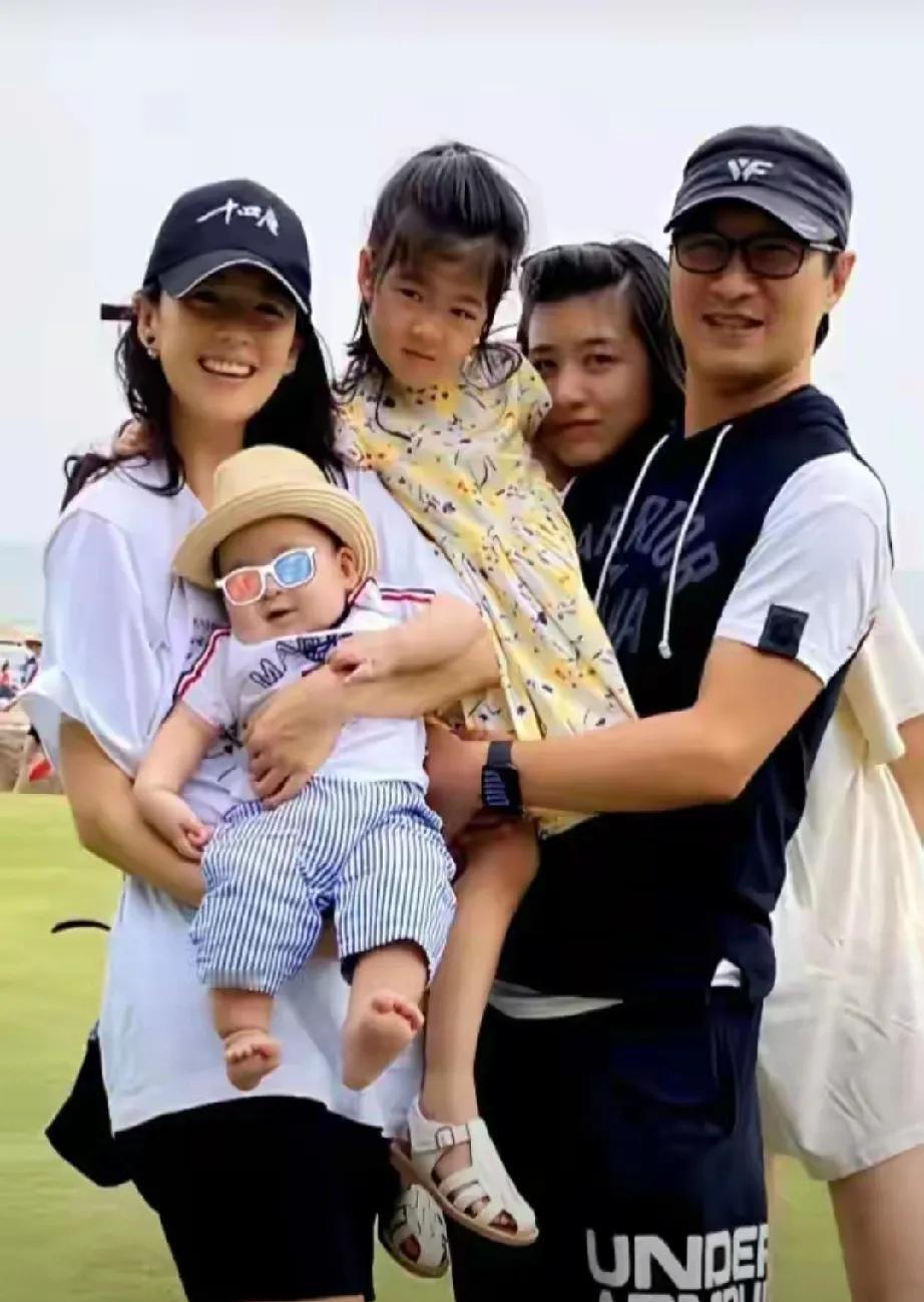 章子怡汪峰离婚两年，争议不断，从“重男轻女”到“夺女传闻”，她每一步都被审视。好