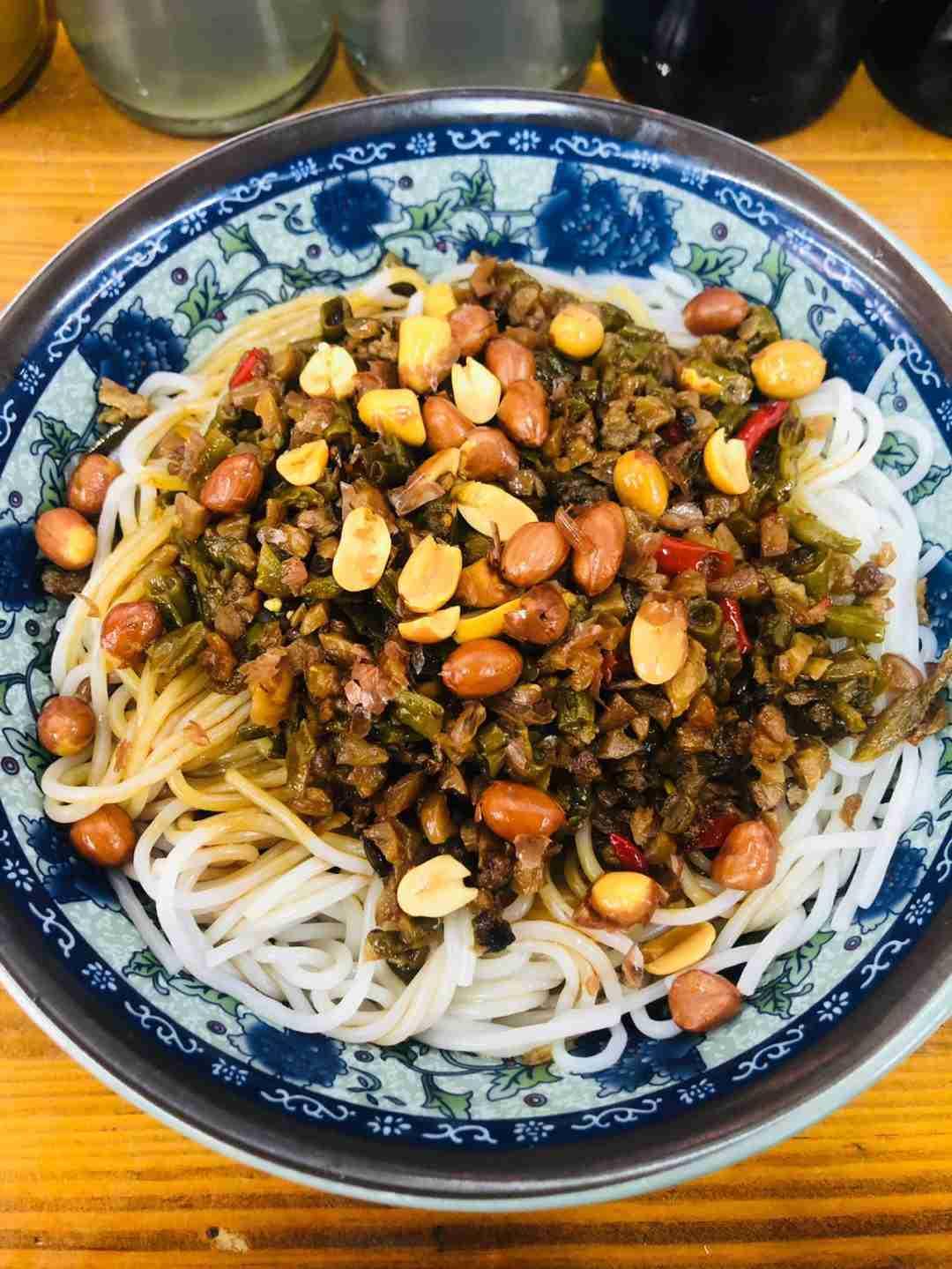 早餐还是拌粉好吃。带定位晒今日生活我的今日状态：😁轻松愉快我这里的天气：