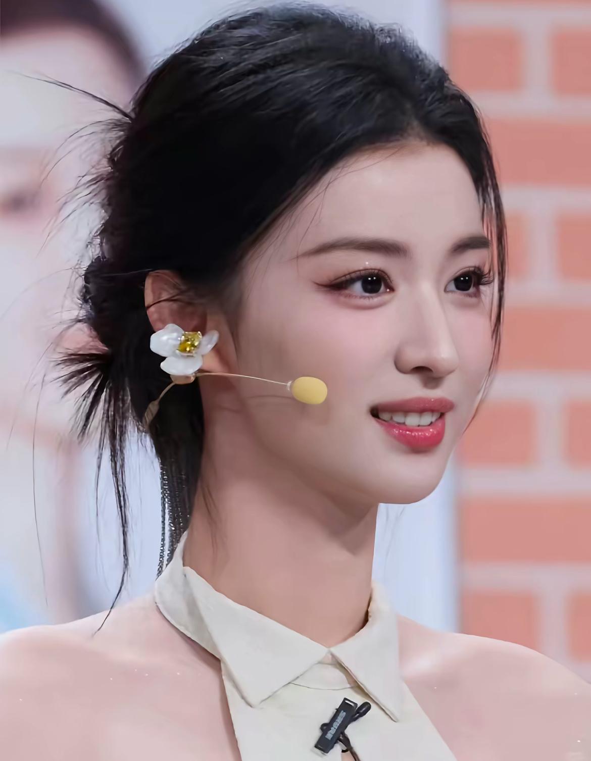 王楚然：我近视700多度，就眼睛看不清，耳朵也听不清，我不知道别人近视眼是不是也