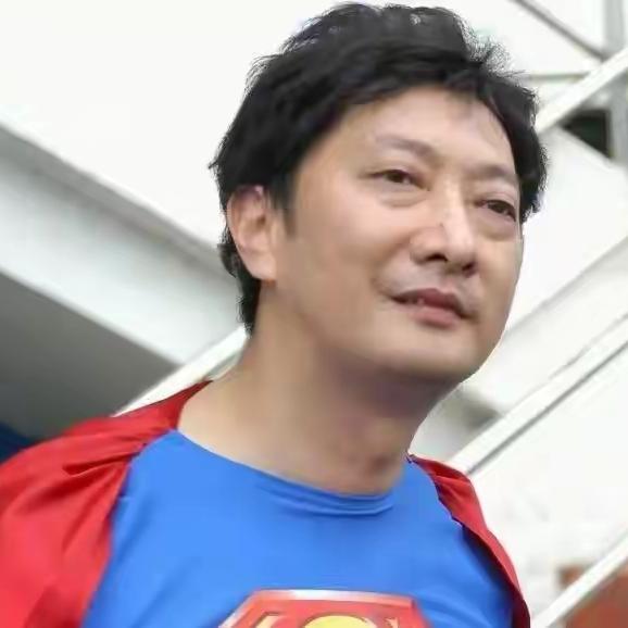 台湾艺人九孔说：“我以前读官校的时候，我的飞行教官喜欢吃海产。他把所有（学开飞机