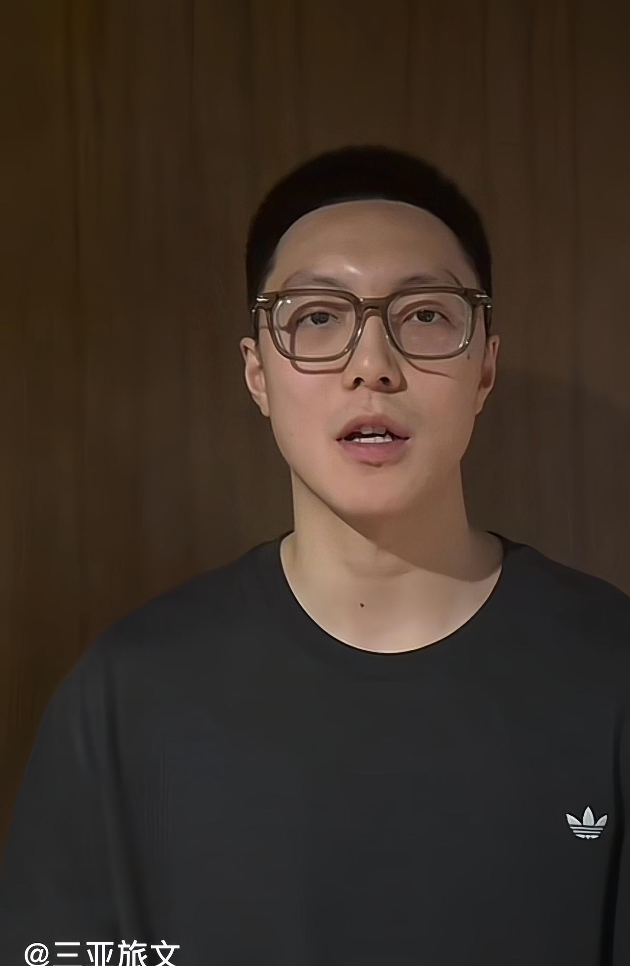 广东宏远男篮徐杰、胡明轩一起为8月31号在海南三亚站中美篮球明星赛在线打call