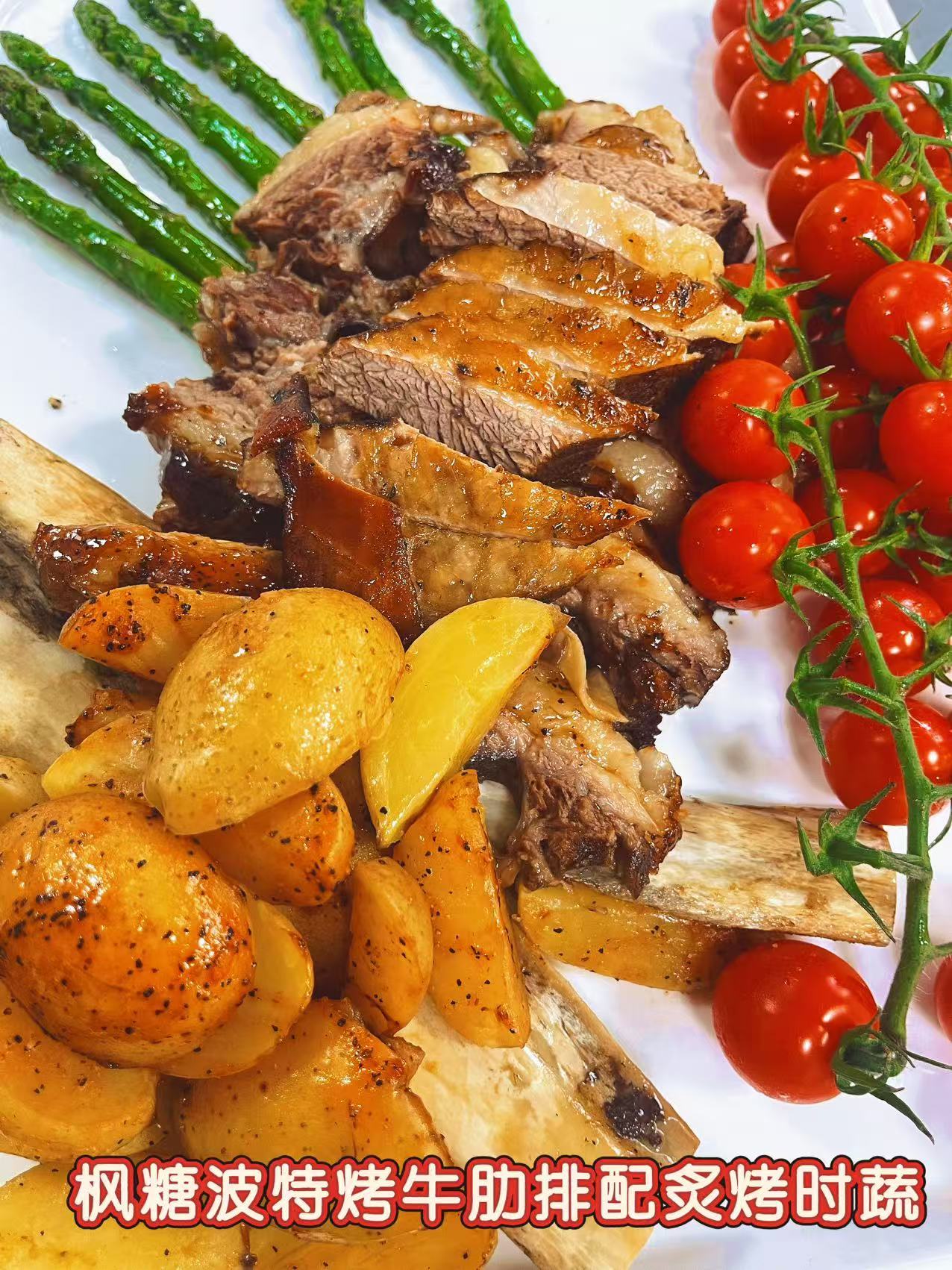 大早上，幼儿园还给每个送娃的家长发了腊八粥，味道很不错。幼儿园确实在吃上花功夫，