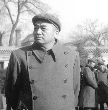 1957年的一次军委会议上，彭德怀在大会上指着刘伯承怒骂：不要忘了，红军时期，