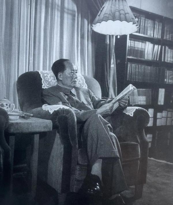 1960年困难时期，毛主席足足七个月没吃一点荤腥。宋庆龄得知后专程从上海赶赴北
