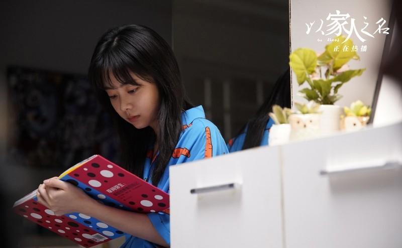 谭松韵30+还在演高中生，这本身就是个奇迹。说真的，国产剧的“少女感”快被这两