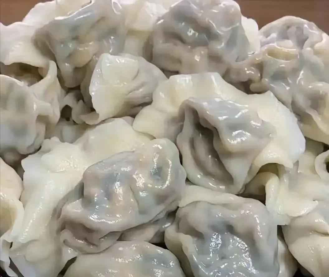 抖音上那位姐姐把蒜醋辣椒油调得油光锃亮，老公夹起饺子直接往嘴里送，一口没沾。她