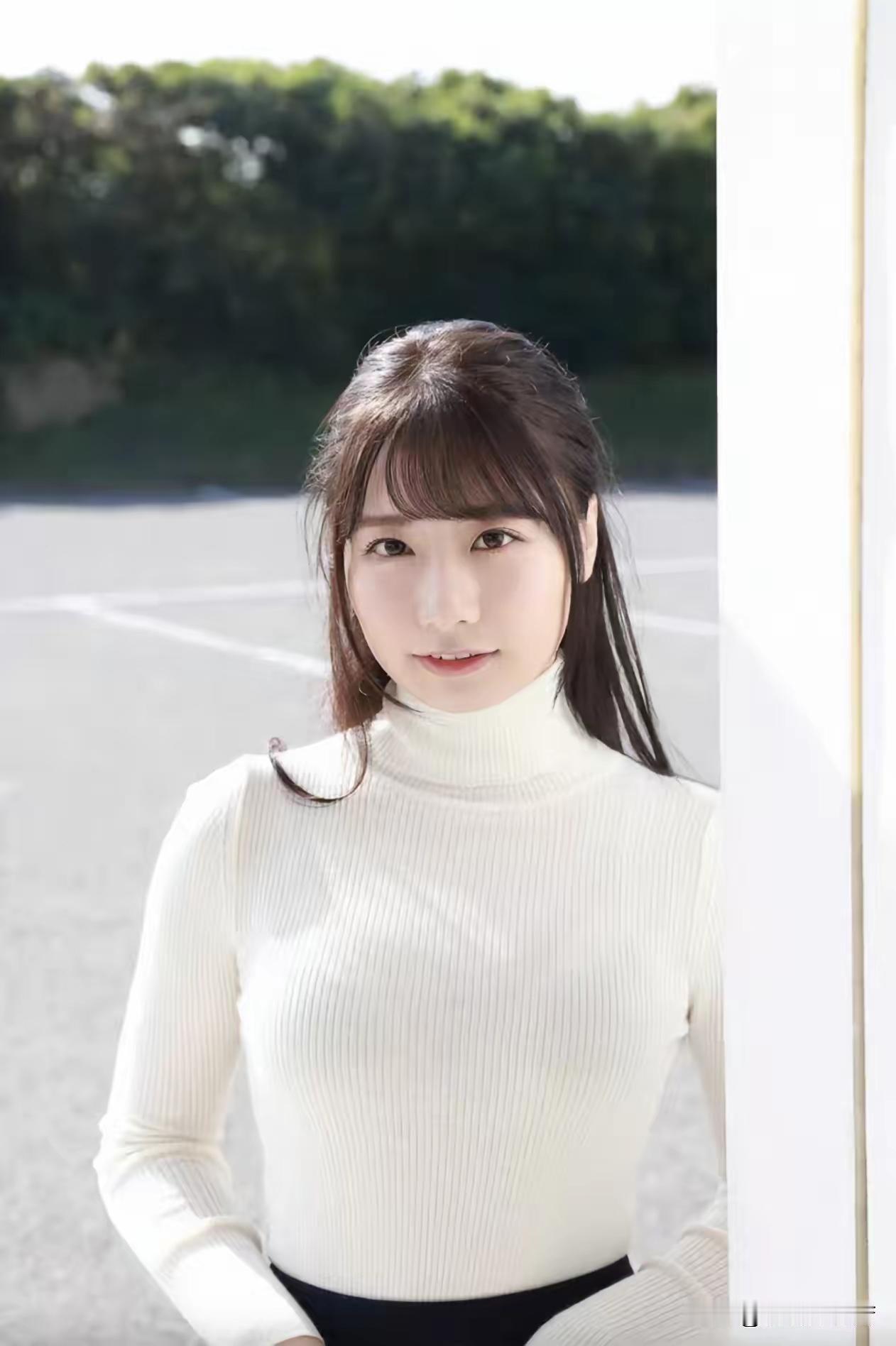 阳光明媚的午后，清新脱俗的少女在绿意盎然的背景前，微笑着面对镜头。少女感笑容