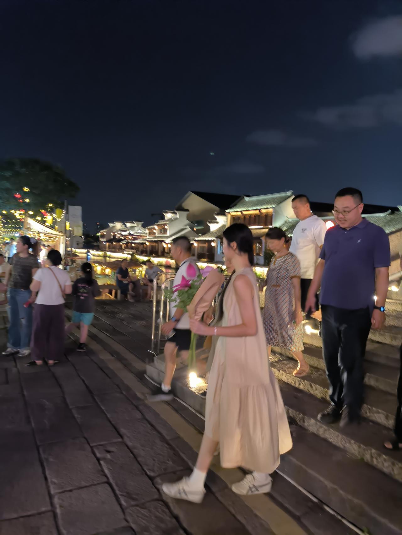 微小说：稀里糊涂（8月18日原创）贾西里因为超生，被学校开除了。妻子甄胡